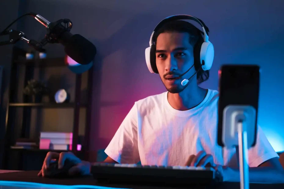 Garoto usando um headset gamer