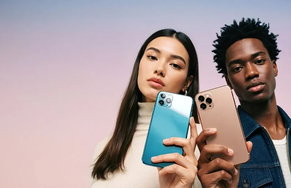 Pessaos segurando Celulares 2025