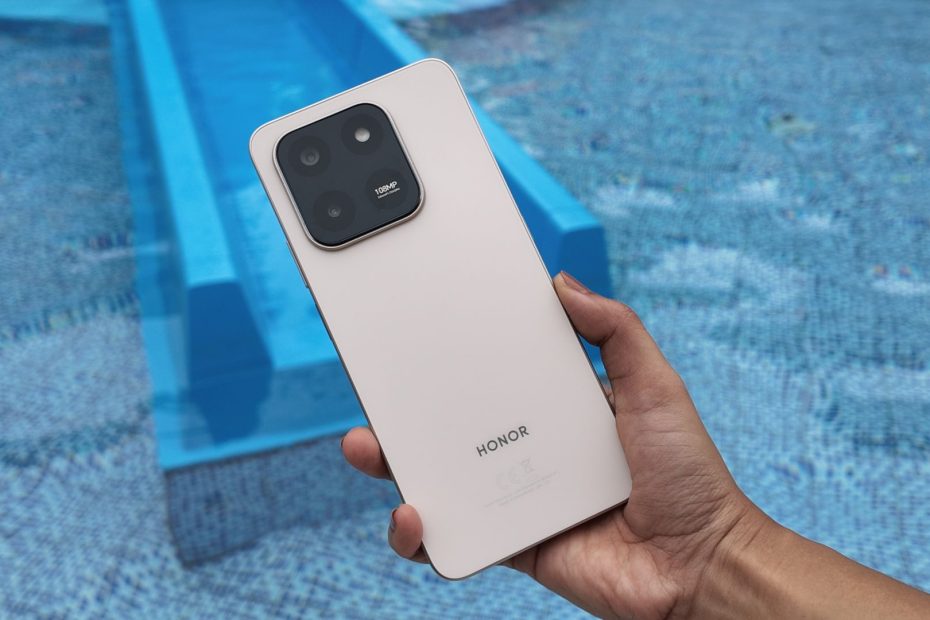 Imagem realista do Honor X7d com foco na bateria de 6500 mAh.